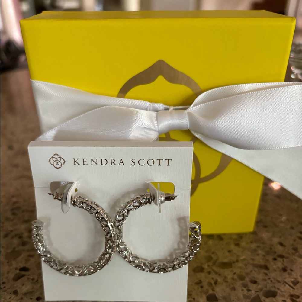 Kendra Scott Maggie Hoops NWT